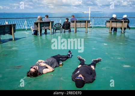 Schlafende Passagiere an Bord Einer DFDS Cross Channel Ferry vor der Sussex Coast, Großbritannien. Stockfoto