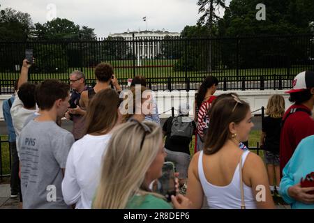 Washington, USA. 20. Juni 2023. Besucher versammeln sich vor dem Weißen Haus in Washington, DC, am Dienstag, den 20. Juni, 2023. (Graeme Sloan/Sipa USA) Kredit: SIPA USA/Alamy Live News Stockfoto