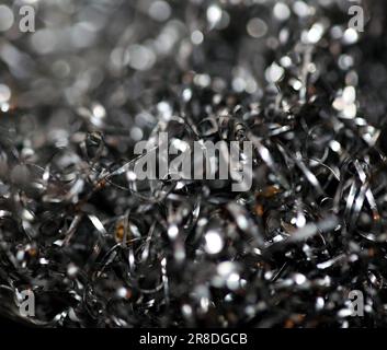 Ansicht von oben aus Edelstahl Drahtgeflecht Küchenwäscher zum Schrubben Reinigung Metallschwamm Clean Ball auf schwarzem Hintergrund gebrauchtes Reinigungsmittel Makro High q Stockfoto