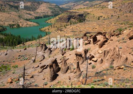 Balancing Rocks mit Lake Billy Chinook, Deschutes National Forest, Oregon Stockfoto