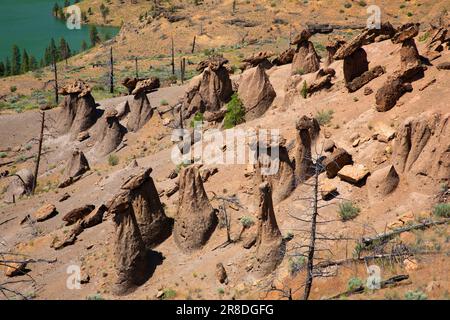 Balancing Rocks mit Lake Billy Chinook, Deschutes National Forest, Oregon Stockfoto