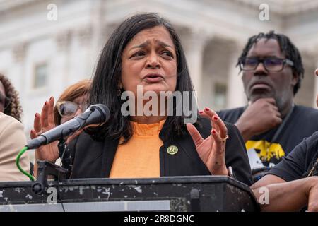 Washington, Usa. 20. Juni 2023. US-Rep. Pramila Jayapal D-WA veranstaltet am Dienstag, den 20. Juni 2023, in Washington, DC, eine Pressekonferenz, um die Möglichkeiten zu erörtern, wie man den Armen und dem niedrigen Wohlstand am Capitol Hill helfen kann. Foto: Ken Cedeno/UPI Credit: UPI/Alamy Live News Stockfoto