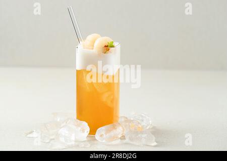 Lychee Eistee mit Glas Stroh, Konzept Sommergetränk. Bereich für Text kopieren Stockfoto