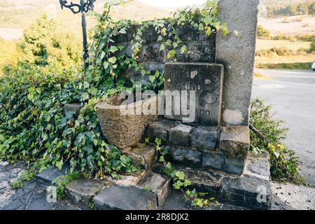 Wegweiser in den pyrenäen auf dem Weg nach santiago, spanien. Hochwertiges Foto Stockfoto