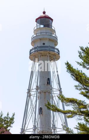 Ein Leuchtturm am Ufer des Lake Michigan in einem State Park in Two Rivers, Wisconsin. Stockfoto