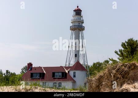 Ein Leuchtturm am Ufer des Lake Michigan in einem State Park in Two Rivers, Wisconsin. Stockfoto