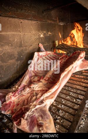 Gegrilltes Lamm aus Brennholz auf dem Land von Uruguay. Stockfoto