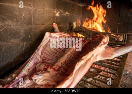 Gegrilltes Lamm aus Brennholz auf dem Land von Uruguay. Stockfoto