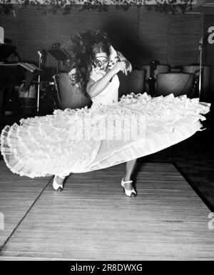 New York, New York: 8. Januar 1943 Spanische Zigeunertänzerin Carmen Amaya tritt ihren Tanz im Nachtclub La Conga auf. Stockfoto