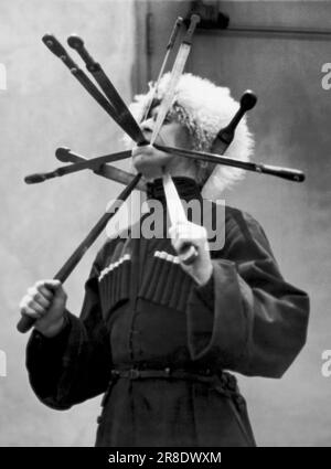 New York, New York: 24. Mai 1926 Ein russischer Kosack demonstriert seine Fähigkeit als Schwertschwalbe. Er gehört zu einer Truppe russischer Kosaken, die durch Amerika reisen und ihre Fähigkeiten als Reiter, Schwertkämpfer und Tänzer unter Beweis stellen werden. Stockfoto