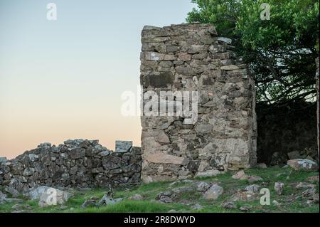 Alte, trockene Steinmauer auf dem Land von Uruguay. Stockfoto