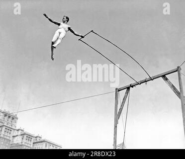 Vereinigte Staaten: c. 1933. Alfredo Codona, Trapezkünstler, an der Spitze seiner Schaukel auf dem Trapez. Stockfoto