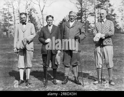 Asheville, North Carolina: ca. 1924 L-R: Charles Webb, Harvey Firestone, Charles Schwab und Herbert Miles machen eine Pause während ihres Golfspiels. Stockfoto