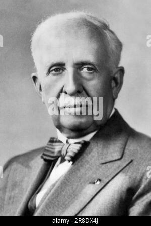 Columbia, Missouri: 5. Juni 1952 Ein Porträt von James Cash Penney, dem Gründer des J.C. Penney Kaufhauskette, die vor kurzem seine wertvolle Herde „Foremost Guernseys“ an das Department of Animal Hobandry der University of Missouri gespendet hat. Stockfoto