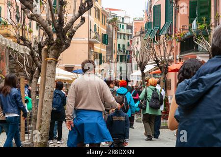 Monterosso - Italien April 24 2011; Vater und Sohn gehen die überfüllte Stadtstraße in einem kleinen italienischen Dorf in Cinque Terre entlang Stockfoto