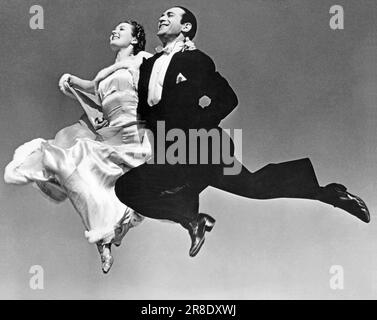 Hollywood, Kalifornien: c. 1932 das Tanzteam von Galante und Leonarda führt eines ihrer „Flugmanöver“ in ihrer Swing-Version des Rhumba durch. Stockfoto