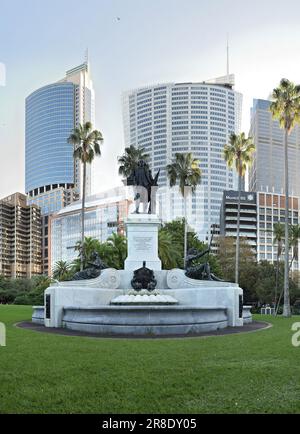 Sydney Skyline von den Royal Botanic Gardens, Governor Phillip Fountain, Chifley Tower, Aurora Place, Governor Phillip und Macquarie Tower Stockfoto