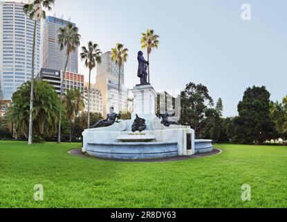 Gouverneur Phillip Fountain, Captain Arthur Phillip Statue, 1897, Royal Botanic Garden Sydney mit grünem Gras, Palmen, Wolkenkratzern und offenem Himmel Stockfoto