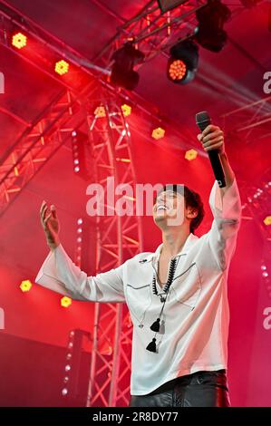 Nicht exklusiv: LEMBERG, UKRAINE - 17. JUNI 2023 - ALEKSEEV singt auf der Bühne während des ukrainischen Song Project 2023 Festivals in Lemberg, Westukraine. Stockfoto