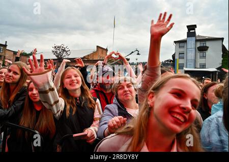 Nicht exklusiv: LEMBERG, UKRAINE - 17. JUNI 2023 - Zuschauer werden während des ukrainischen Song Project 2023 Festivals in Lemberg, Westukraine, gesehen. Stockfoto