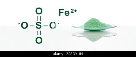 Eisensulfat in chemischem Uhrglas mit chemischer Struktur, ein Arzneimittel zur Behandlung und Vorbeugung einer Eisenmangelanämie. Stockfoto