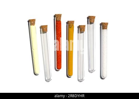 Schwefelpulver, Kaliumferricyanid, organisches Curcuma-Pulver und Di-Ammoniumphosphat im Reagenzglas mit Korkkappe. Kosmetische chemische Inhaltsstoffe auf l Stockfoto