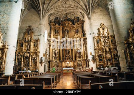 Puente la Reina, Spanien - 31. August 2022: Innere der mittelalterlichen Kirche Iglesia de Santiago. Hochwertiges Foto Stockfoto