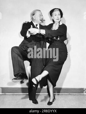 Hollywood, Kalifornien c. 1939 Schauspieler Charles Coburn tanzt Charleston mit seinem Partner. Stockfoto