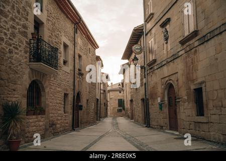 Der Camino de Santiago durch Puente la Reina, Navarra, Spanien - Mai 2023. Hochwertiges Foto Stockfoto