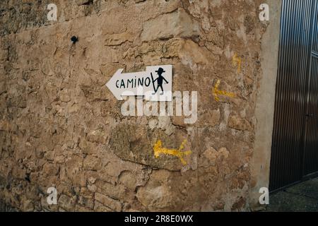 Der Camino de Santiago durch Puente la Reina, Navarra, Spanien - Mai 2023. Hochwertiges Foto Stockfoto