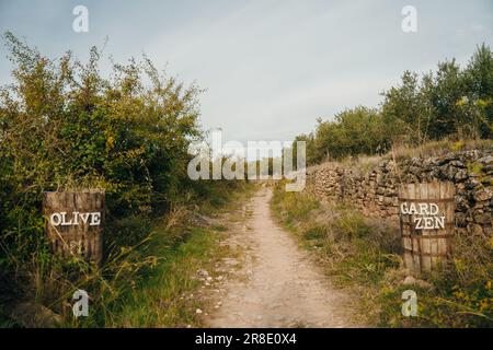 Der Camino de Santiago durch Puente la Reina, Navarra, Spanien - Mai 2023. Hochwertiges Foto Stockfoto