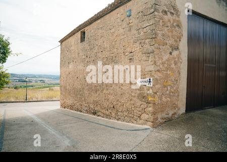 Der Camino de Santiago durch Puente la Reina, Navarra, Spanien - Mai 2023. Hochwertiges Foto Stockfoto