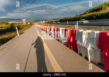 NAVARRE, SPANIEN - 2022. OKTOBER Pilger auf französischem Weg Camino Frances nach Santiago de Compostela. Hochwertiges Foto Stockfoto