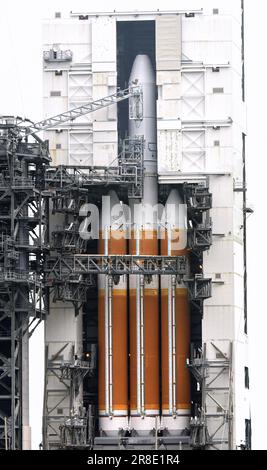 Cape Canaveral, Vereinigte Staaten. 20. Juni 2023. Eine schwere Rakete der United Launch Alliance Delta IV steht auf Block 37B in der Raumstreitkräfte-Station Cape Canaveral in Vorbereitung auf den geplanten Start um 3:29 Uhr am 21. Juni 2023 in Cape Canaveral. Die Rakete trägt einen geheimen Spionagesatelliten für das Nationale Aufklärungsbüro. Kredit: SOPA Images Limited/Alamy Live News Stockfoto