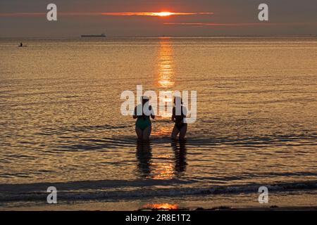 Portobello, Edinburgh, Schottland, Großbritannien. 21. Juni 2023 Langsamer Sonnenaufgang für den längsten Tag Sommersonnenwende am Firth of Forth. Temperatur 13 Grad Celsius für die wenigen Menschen, die früh aufstanden, um zu feiern, prognostizieren Gewitter für später am Tag. Kredit: Arch White/alamy Live News. Stockfoto