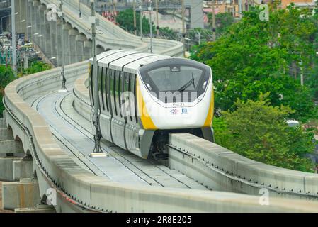 BANGKOK, THAILAND-10. JUNI 2023: MRT gelbe Linie, erhöhte Einschienenbahn der Mass Rapid Transit Authority of Thailand. Metropolitan Rapid Transit. Vermittlung Stockfoto