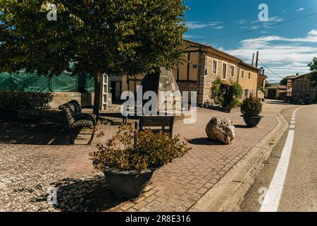 SAN JUAN DE ORTEGA, BURGOS, CASTILLA Y LEON, SPANIEN - AUGUST 2022 Stockfoto