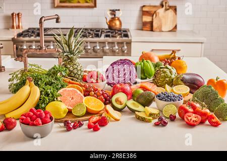 Verschiedene Obst- und Gemüsesorten auf der Küchenzeile Stockfoto