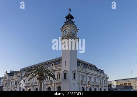 Spanien, Valencia, Hafenamt und Uhrenturm Stockfoto