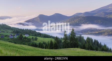 Ukraine, Region Iwano Frankiwsk, Bezirk Werchowna, Dorf Dzembronja, rollende Landschaft in Karpaten Stockfoto