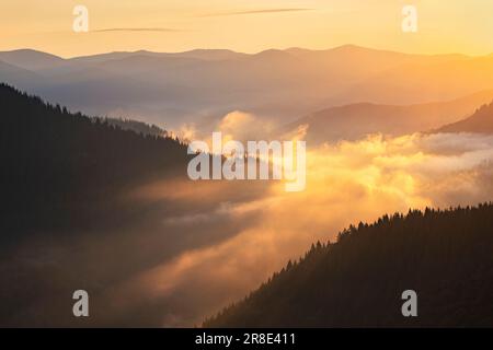 Ukraine, Region Iwano Frankiwsk, Bezirk Werchowyna, Dorf Dzembronja, Landschaft der Nebelkarpaten bei Sonnenuntergang Stockfoto