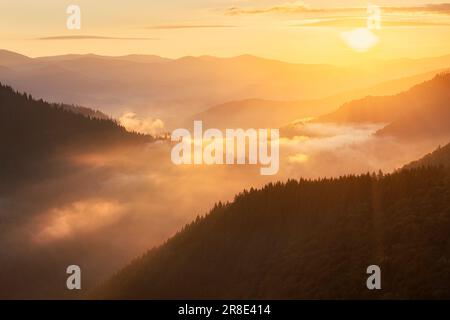 Ukraine, Region Iwano Frankiwsk, Bezirk Werchowyna, Dorf Dzembronja, Landschaft der Nebelkarpaten bei Sonnenuntergang Stockfoto