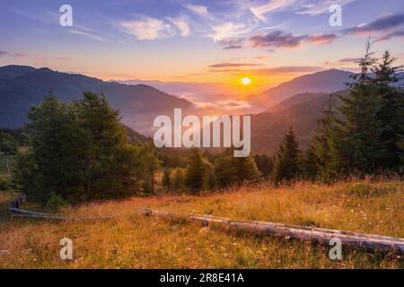 Ukraine, Region Iwano Frankiwsk, Bezirk Werchowna, Dorf Dzembronja, Karpaten Landschaft bei Sonnenuntergang Stockfoto