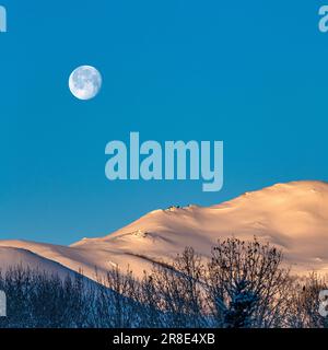 USA, Idaho, Bellevue, Vollmond über schneebedeckten Hügeln Stockfoto