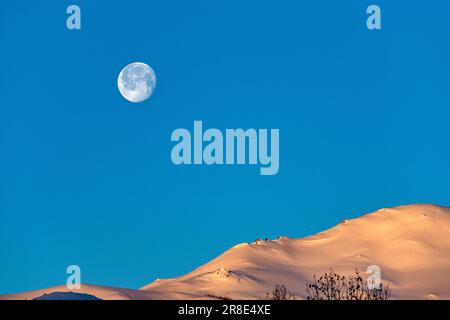 USA, Idaho, Sun Valley, Vollmond über schneebedeckten Hügeln Stockfoto