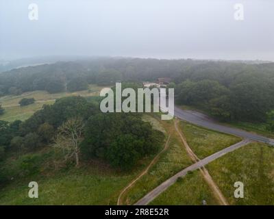 Luftaufnahme von Newlands Corner Surrey an einem nebeligen Morgen. Newlands Corner ist ein 103 Hektar großes Naturschutzgebiet östlich von Guildford in Surrey, Stockfoto