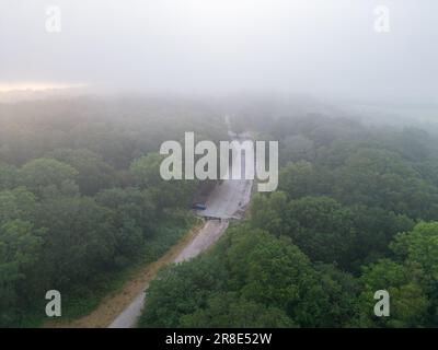 Luftaufnahme von Newlands Corner Surrey an einem nebeligen Morgen. Newlands Corner ist ein 103 Hektar großes Naturschutzgebiet östlich von Guildford in Surrey, Stockfoto