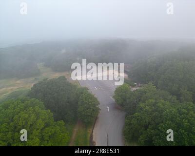 Luftaufnahme von Newlands Corner Surrey an einem nebeligen Morgen. Newlands Corner ist ein 103 Hektar großes Naturschutzgebiet östlich von Guildford in Surrey, Stockfoto