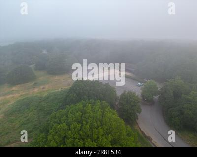 Luftaufnahme von Newlands Corner Surrey an einem nebeligen Morgen. Newlands Corner ist ein 103 Hektar großes Naturschutzgebiet östlich von Guildford in Surrey, Stockfoto