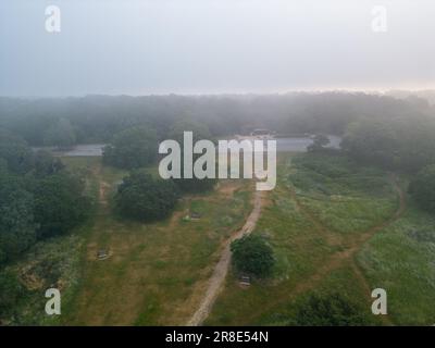 Luftaufnahme von Newlands Corner Surrey an einem nebeligen Morgen. Newlands Corner ist ein 103 Hektar großes Naturschutzgebiet östlich von Guildford in Surrey, Stockfoto